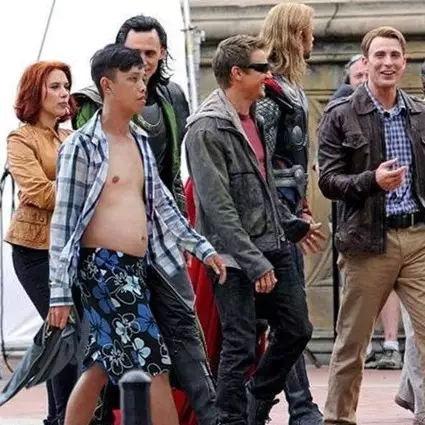 15 Editan foto cowok bareng seleb papan atas ini kocak abis