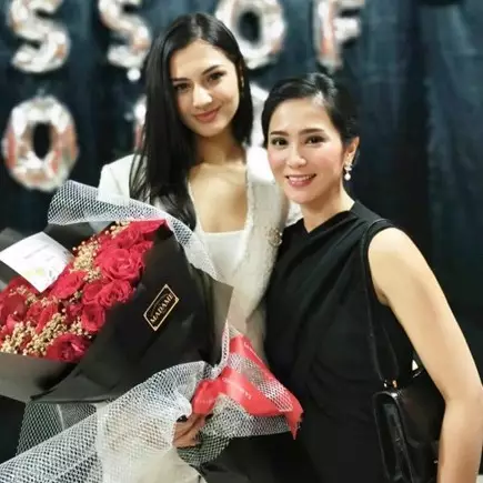 Lulus SMA, ini 7 momen wisuda Kareena Kaur anak tiri Bunga Zainal