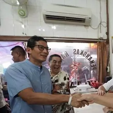 Ini 5 Momen Sandiaga Uno potong rambut, dukung usaha lokal