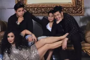 9 Potret kebersamaan Jennifer Jill dan anaknya, bak kakak-adik