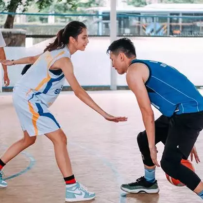 9 Momen Mikha Tambayong dan Daniel Wenas main basket, kompak abis