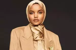 8 Pesona Halima, model cantik berhijab pertama di majalah bikini