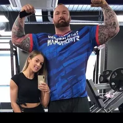10 Potret Thor Björnsson si manusia terkuat &amp; istri, gagah banget