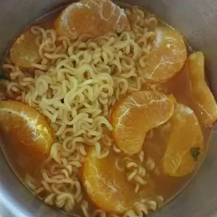 11 Cara menikmati mi instan ala orang Indonesia ini bikin nyengir