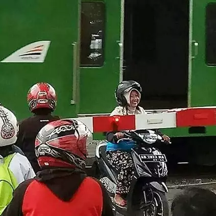 10 Kelakuan pengendara di perlintasan kereta api, bikin tepuk jidat