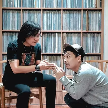 9 Potret rumah Ari Lasso, ruang keluarganya keren dan cozy