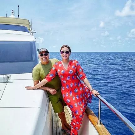 11 Potret liburan Maia Estianty &amp; suami di Maldives, mesra abis