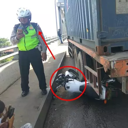 Aksi heroik polisi korbankan motornya untuk tahan truk rem blong