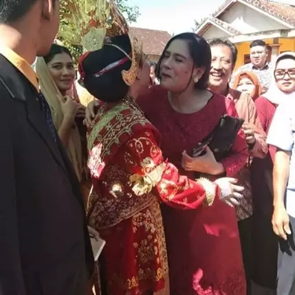 Momen pernikahan anak bungsu Lydia Kandou &amp; Jamal Mirdad, sederhana