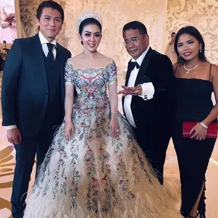 Gaya 13 seleb di resepsi Syahrini &amp; Reino di Jakarta, glamor abis