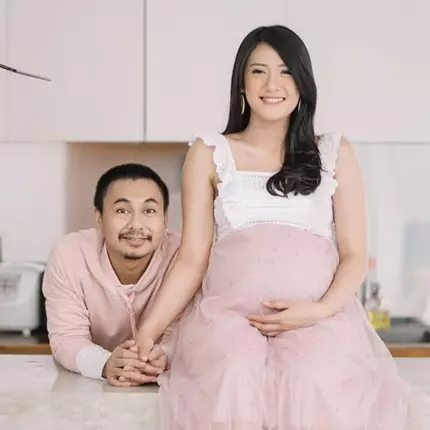 10 Potret maternity Anissa Aziza &amp; Raditya Dika, konsep serba pink