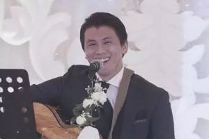 Kejutan Reino Barack nyanyi lagu 'Restu' di resepsi pernikahannya