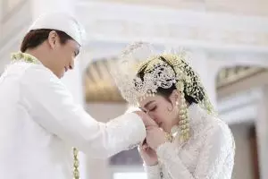 4 Fakta menarik resepsi Syahrini & Reino Barack, undangan via WA