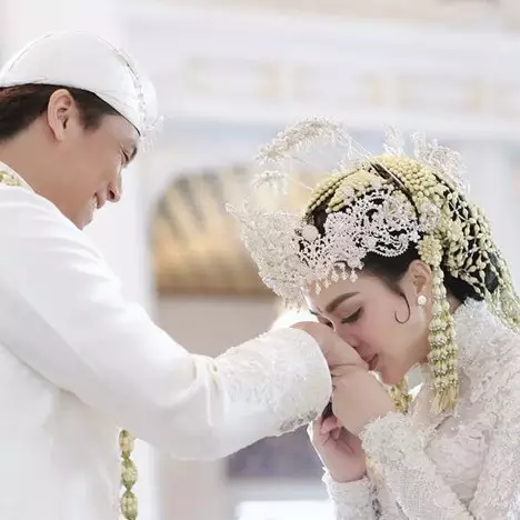 4 Fakta menarik resepsi Syahrini &amp; Reino Barack, undangan via WA