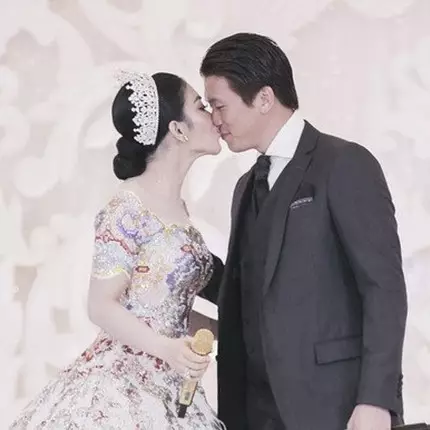 8 Momen romantis Syahrini-Reino Barack di resepsi pernikahannya