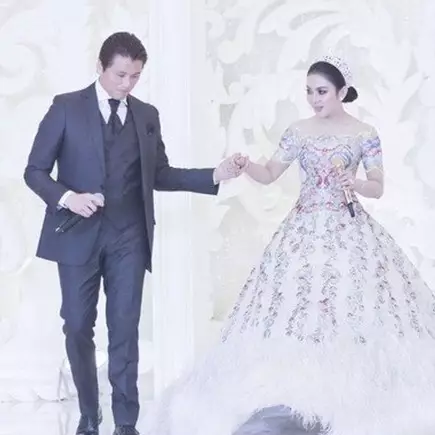 12 Potret dekorasi resepsi Syahrini &amp; Reino Barack, serba putih