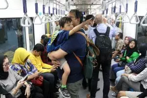 Khusus Ramadan, pengguna MRT dibolehkan buka puasa di kereta