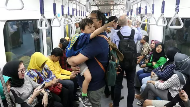 Khusus Ramadan, pengguna MRT dibolehkan buka puasa di kereta