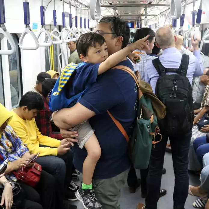 Khusus Ramadan, pengguna MRT dibolehkan buka puasa di kereta