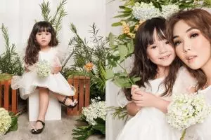 10 Gaya pemotretan Gempi bertabur bunga, ekspresinya bak model