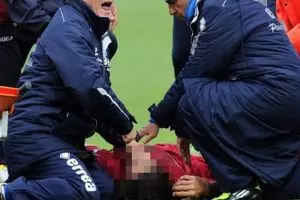 Pesepak bola ini meninggal usai minum air dingin setelah pertandingan