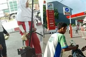 14 Tingkah orang isi bensin ini bikin geleng kepala