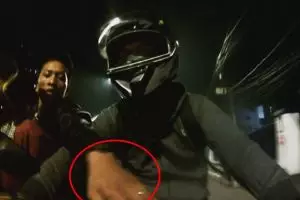 Viral detik-detik pemotor nyaris dibegal, aksi pelaku terekam kamera