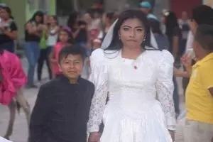 Kisah di balik foto nikah 'bocah' & wanita dewasa ini bikin haru