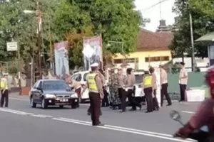 Polisi bagikan takjil, pengendara panik putar balik dikira razia