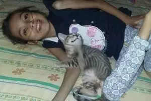 6 Potret kucing temani cewek yang sakit parah, endingnya bikin mewek