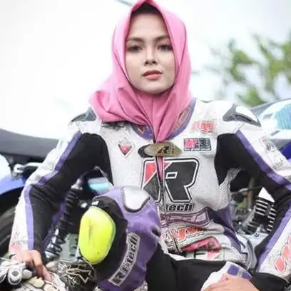 10 Pesona Kintan berkostum balap, hijaber imut garang di atas aspal