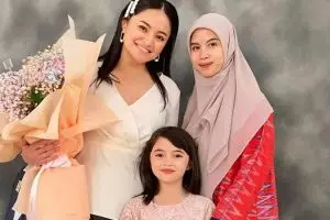 3 Seleb berstatus ibu kandung & ibu tiri ini kompak merawat anak