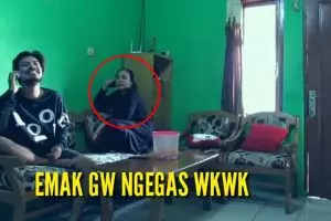 Cowok ini buat prank telepon alay sama pacar, reaksi ibunya kocak