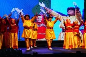 Cuma latihan 4 hari, mahasiswa bule sukses menari kuntulan