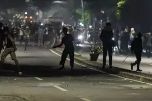 Kerusuhan pecah, tembakan gas air mata berbalas lemparan batu