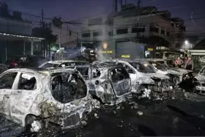 Demo rusuh, puluhan mobil hangus terbakar di komplek asrama Brimob