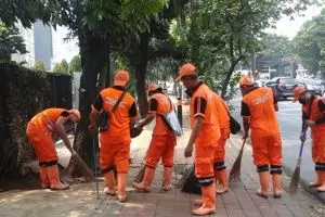 Bersih-bersih di tengah demo, aksi penyapu jalan ini curi perhatian