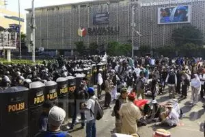 Kronologi kericuhan massa di depan gedung Bawaslu versi polisi