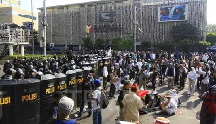 Kronologi kericuhan massa di depan gedung Bawaslu versi polisi
