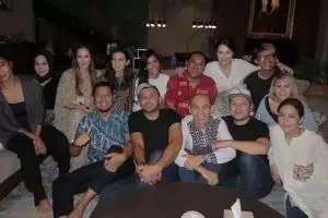Potret kompak 8 geng seleb saat buka bersama, penuh kehangatan