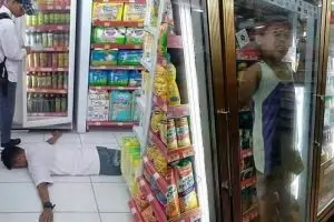 10 Tingkah absurd orang ngadem di minimarket, bikin tepuk jidat