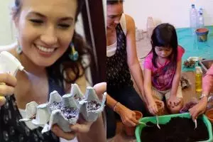 Cara kreatif berkebun pakai barang bekas ala Nadine Chandrawinata