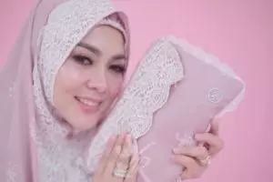 Dijual seharga Rp 2,9 juta, ini keistimewaan mukena Syahrini