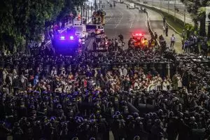 4 Momen humanis interaksi TNI-Polri dengan peserta aksi 22 Mei