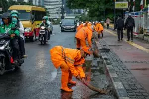 Wajah berlumur pasta gigi, perjuangan penyapu jalan ini tuai simpati