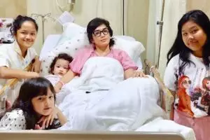  Temani sang ibu yang sakit, aksi anak Ussy Sulistyawati gemesin