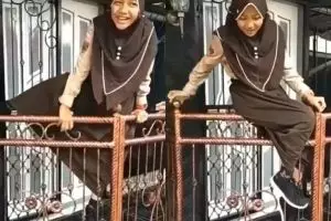 Coba manjat pagar, remaja berseragam pramuka ini alami nasib apes