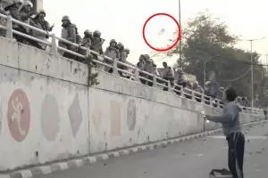 Momen haru warga bagikan minum ke polisi di sela Aksi 22 Mei