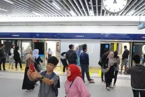 Viral pekerja proyek MRT ganteng, warna matanya bikin salah fokus