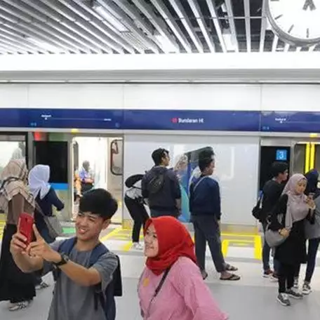 Viral pekerja proyek MRT ganteng, warna matanya bikin salah fokus